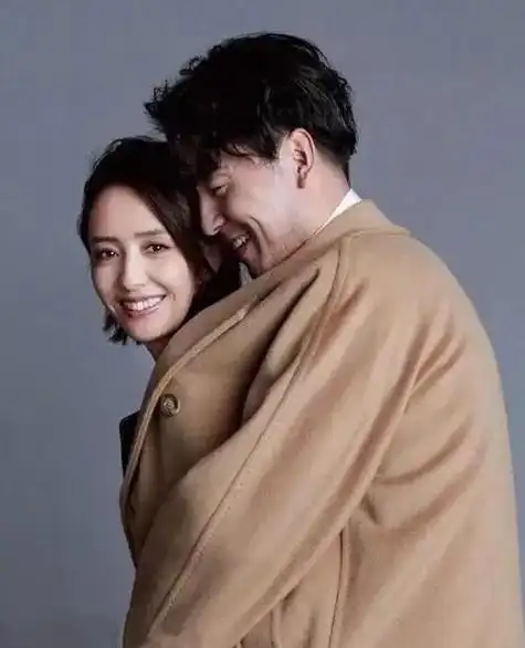 雷佳音结婚多年,与妻子仍然恩爱有加,当然是有名的"宠妻狂魔"