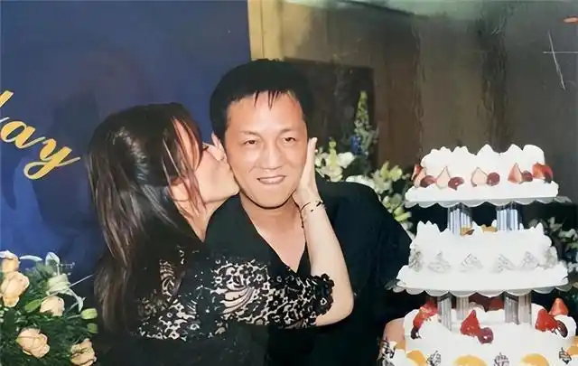 案例周正毅入狱后嫌太热给牢房安空调服刑16年竟赚30亿