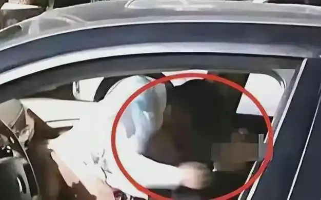 厦门路虎事件男女车内运动引得路人疯狂拍照