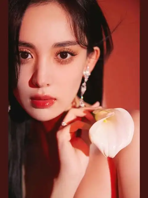 古力娜扎红色吊带裙