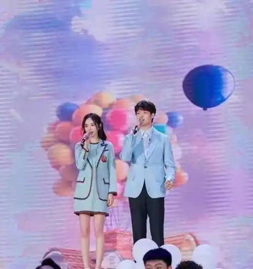 原创杨幂亮相五四晚会与小3岁魏大勋穿情侣装同台献唱