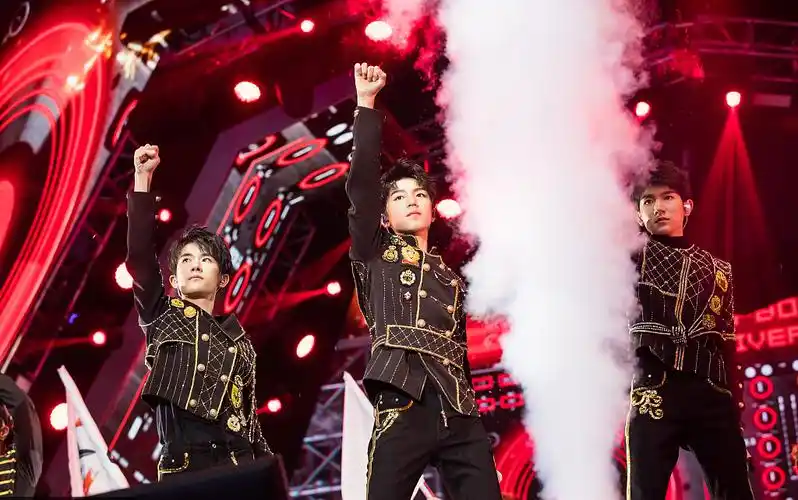 tfboys四周年演唱会激情四射成员solo表演high翻天