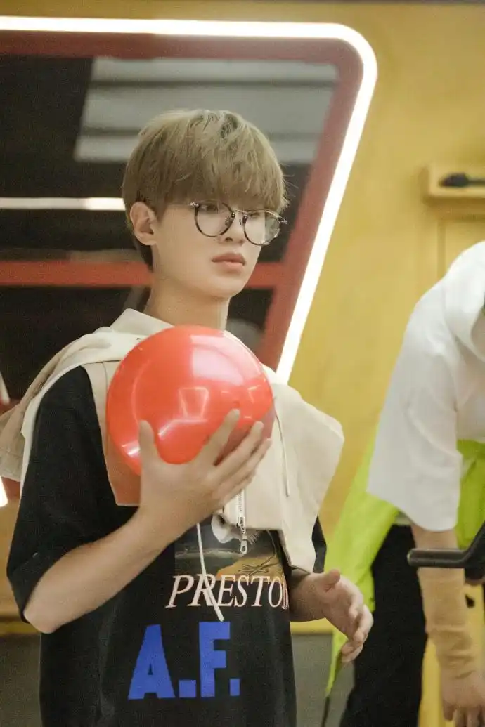 [justin][新闻]210628 《密室大逃脱》发来黄明昊九宫格高清剧照 呆萌