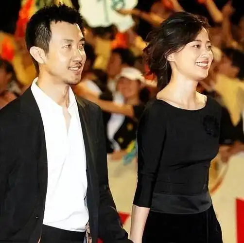 梅婷宠他6年,李小冉为他堕胎2次,如今他55岁娶小15岁娇妻好幸福