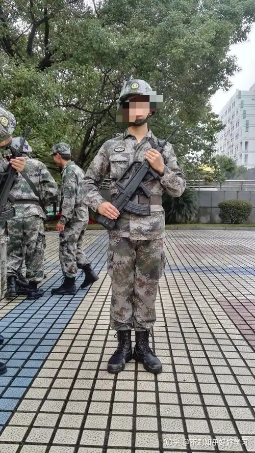 附上男朋友的军装照