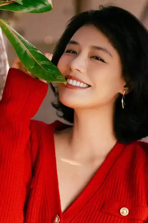 马思纯海边度假照惊艳曝光,红裙黑发演绎自信之美_照片_魅力_生活