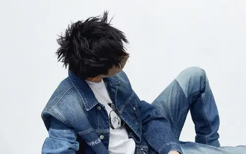 易烊千玺杂志写真图片桌面壁纸