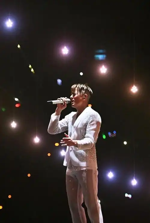 郭富城晒演唱会舞台照 回顾出道30周年感恩粉丝