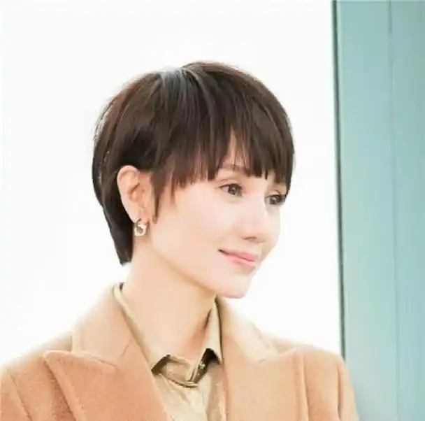 可以让你的整体气质更上一层楼,对于中年女人来说,过了50岁的发型选择