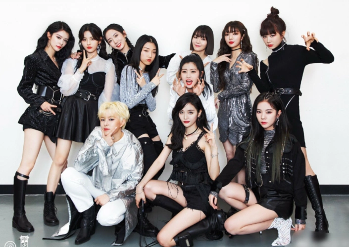 101女团毕业照,10人就杨超越1人坐姿另类:好学生坏学生一目了然_舞台