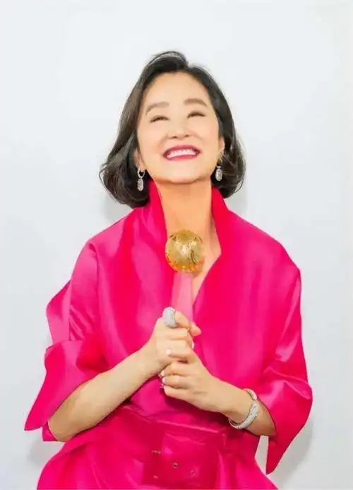 69岁林青霞自曝身体状况!夜不能寐吃3回安眠药,不慎摔断2根肋骨