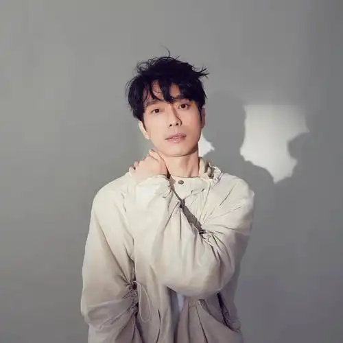 原来是ta微笑王子张栋梁出道15年首度认爱