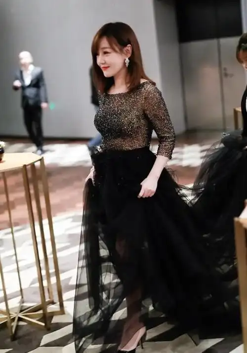 薛佳凝真成熟了不少亮片裙拼接薄纱裙摆虽然小腹有肉但不减分