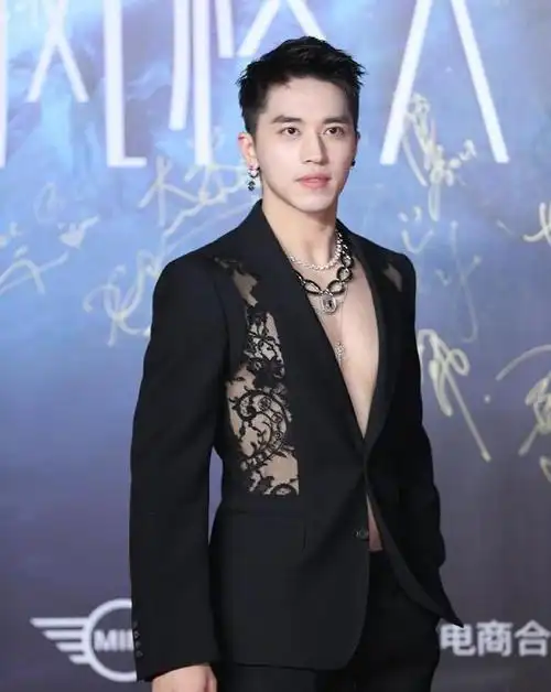 的垫肩细节,视觉上添加肩型的魁伟感,最大的亮点莫过于这个蕾丝腰身了