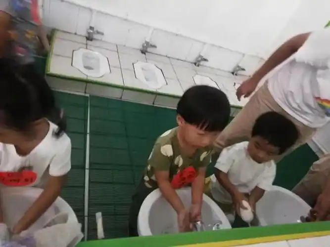 在幼儿园里我就是一个小大人了,看我自己小便,洗手,喝水!