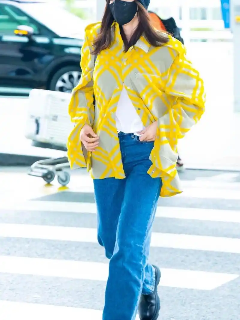 全智贤今日机场穿搭,出发前往伦敦时装周观秀.