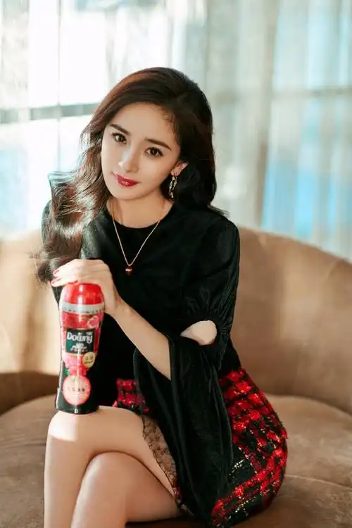 杨幂香槟金斜肩礼服