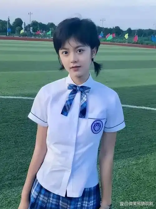 同样是穿校服,张雪迎甜美,刘亦菲清纯,谁是你心中初恋的样子?