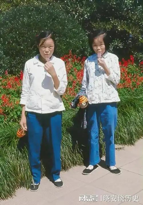 70年代西安街头两个正在吃冰棒的女孩