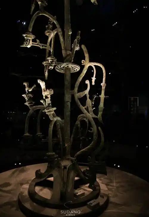 三星堆号称"世界第九大奇迹",出土文物很奇怪,古老文明太神秘_青铜