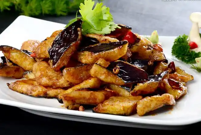 香酥茄子这么简单的做法特适合不想麻烦的人来做.记得茄子要炸俩遍.