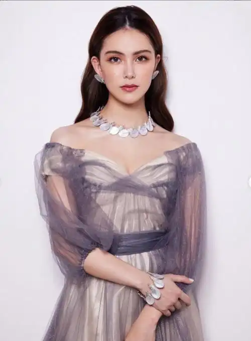 昆凌薄纱裙写真魅力不减秀性感身姿不失优雅