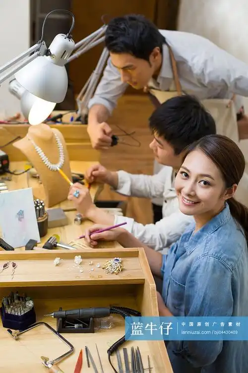 珠宝设计师在工作室工作