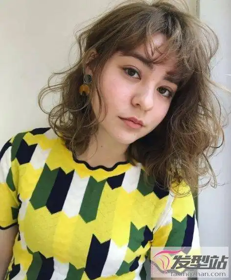 日式慵懒中长卷发 凌乱不失时尚感美爆了_发型站_最新流行发型设计