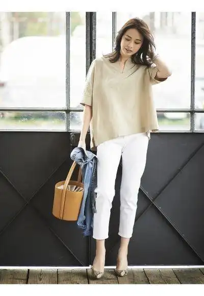 "白色裤子"如何穿更好看?今夏这两款优雅时髦,很适合中年女士