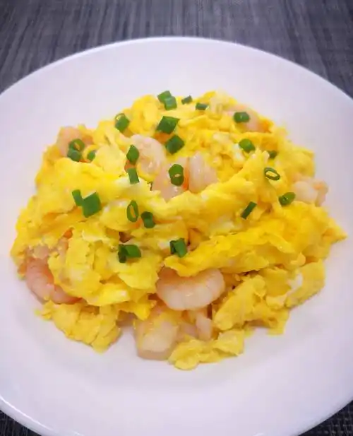 春节家里来客人做道虾仁滑蛋,滑嫩鲜美,高蛋白低脂肪上桌抢着吃_关火_