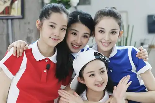 赵丽颖和张含韵关系很好,节目上常互怼,原来两人很早就同台过