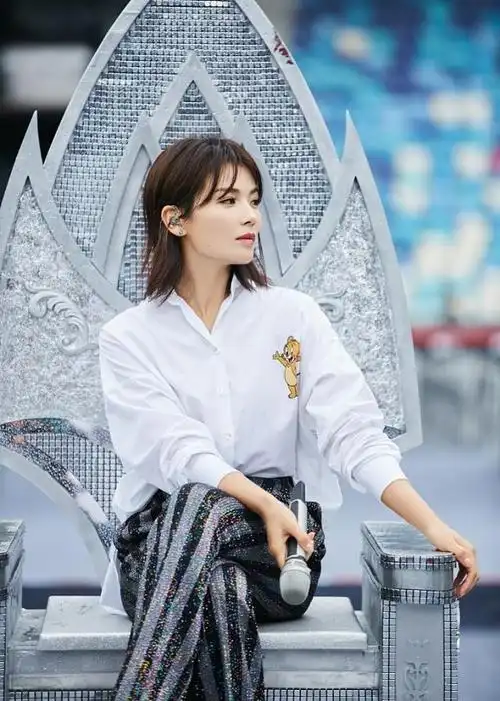 别看白衬衫简约其实很多女明星都在穿简单搭配也能穿出时尚感