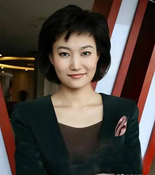 央视主持人李梓萌为何47岁还不结婚深扒之下终于知道了