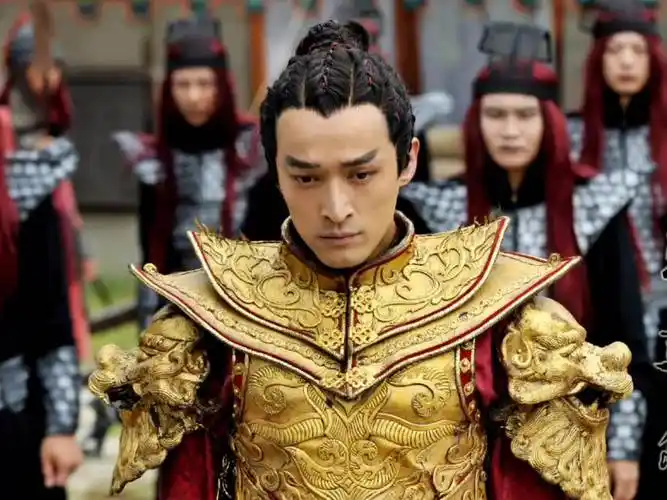 2012年《轩辕剑之天之痕》,胡歌饰演宇文拓,谋略过人,霸气外露,"为了