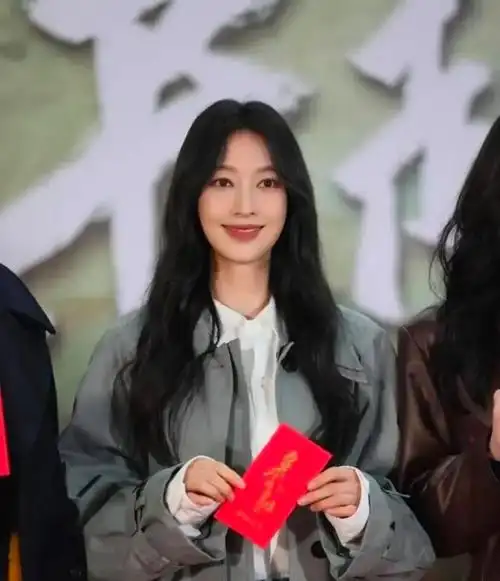 张俪在《枭起青壤》开机仪式上的穿搭,"风衣 牛仔裤",太绝了