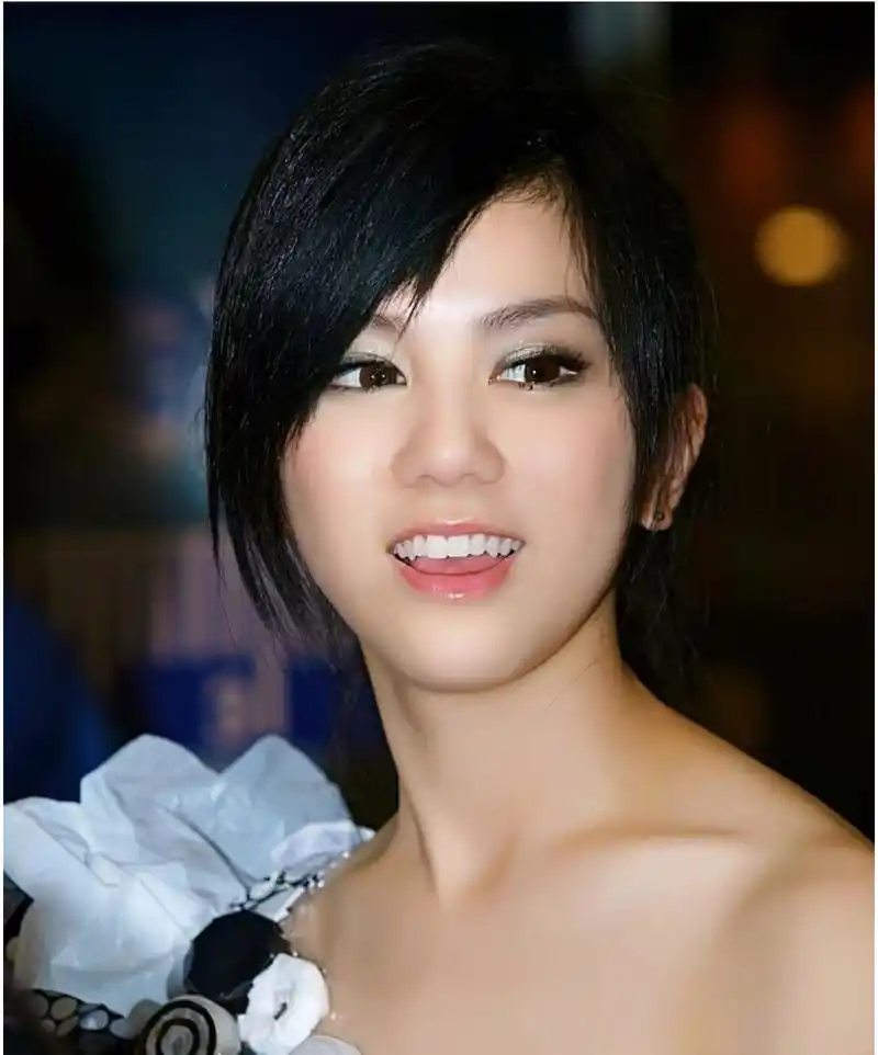 出道初期的邓紫棋[微笑]