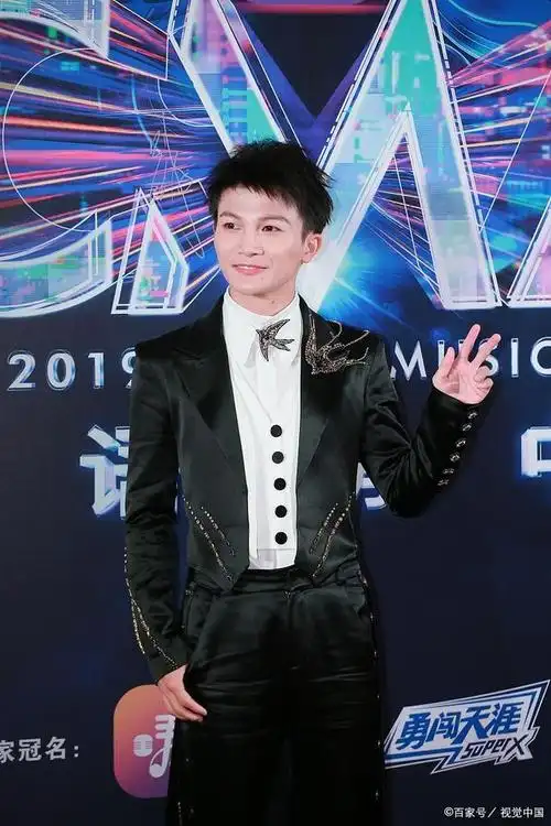 周深:从好声音冠军到音乐天才,他的才华让人惊艳!