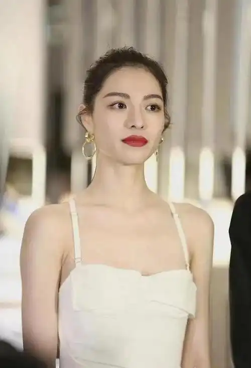 钟楚曦情人节官宣恋情,晒甜蜜合照,历届男友被扒出|李现|钟楚曦侯雯元