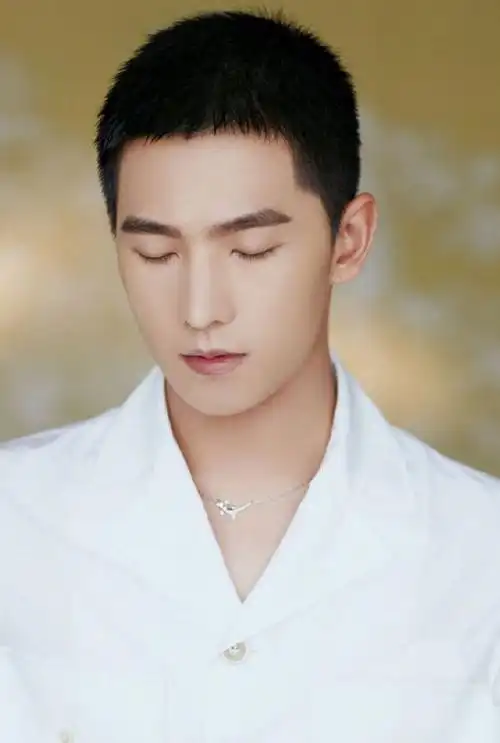 杨洋自认剪寸头不好看,被助理强烈要求后,这个样子也太a了吧!