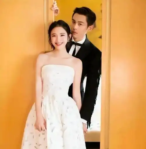 张若昀一家三口现身重庆:老婆身材火辣,4岁女儿笑起来像张若昀|李沁