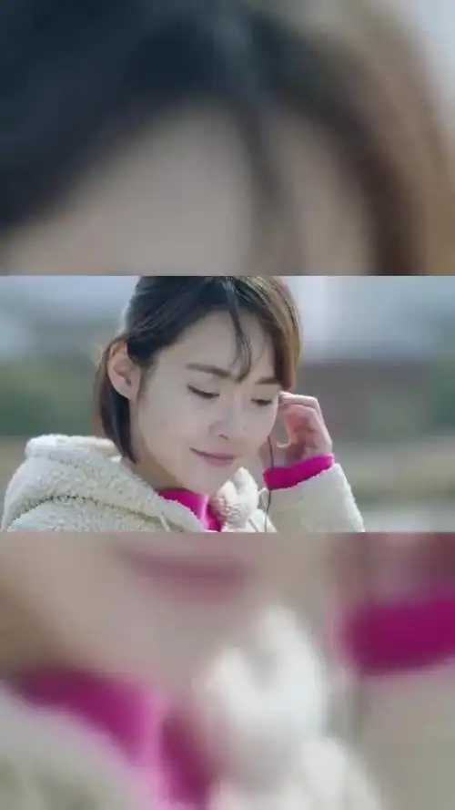 鸡毛飞上天王旭给邱岩一个耳机两人在铁轨上走像小时候一样