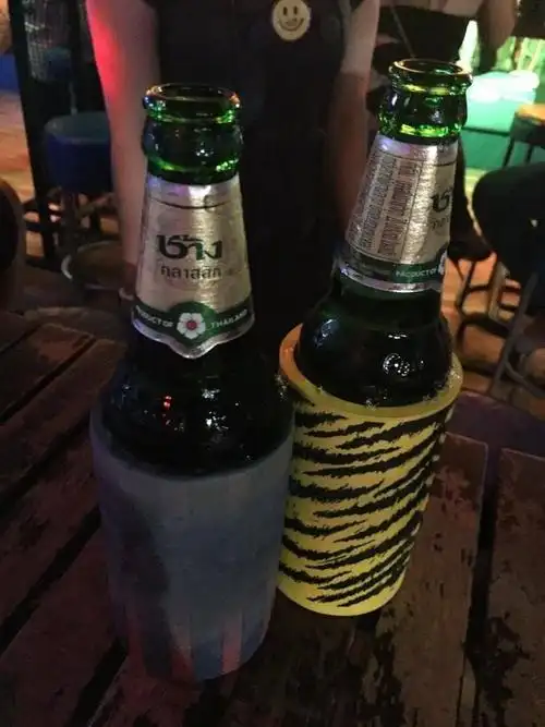 夜晚手拿啤酒的照片,女生手拿啤酒图片夜晚-图片大观-奇异网