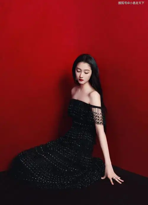 关晓彤红黑视觉反差高冷写真