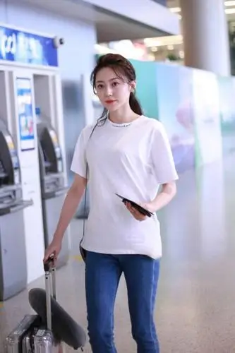 28岁黄梦莹白t牛仔裤无星样,却处处饱满似蜜桃,网友:18岁吧?