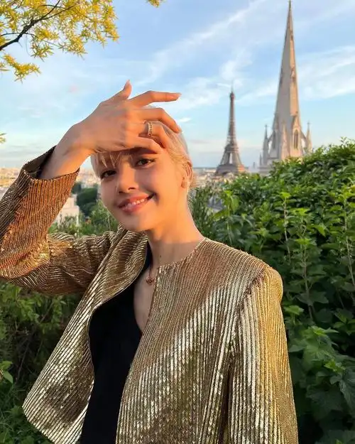 "人间芭比",blackpink lisa晒巴黎私照,金发大眼画报感十足