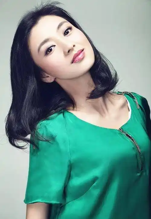 "沈眉庄"斓曦走红毯,穿深v礼服秀美肩,复古气质不一般_风格_服装_时尚