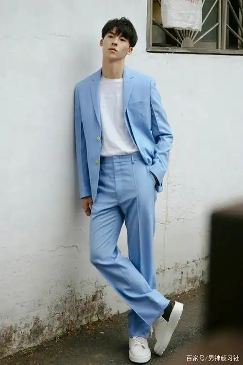 在我看来,春夏要穿蓝色西装的话,就可以选择颜色稍微淡一点的,像这样