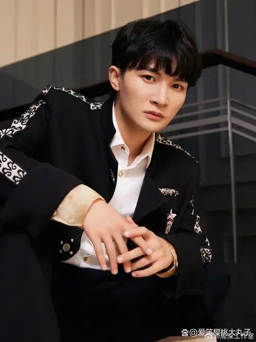 周深的帅气壁纸,冷脸帅哥的周总就是帅!