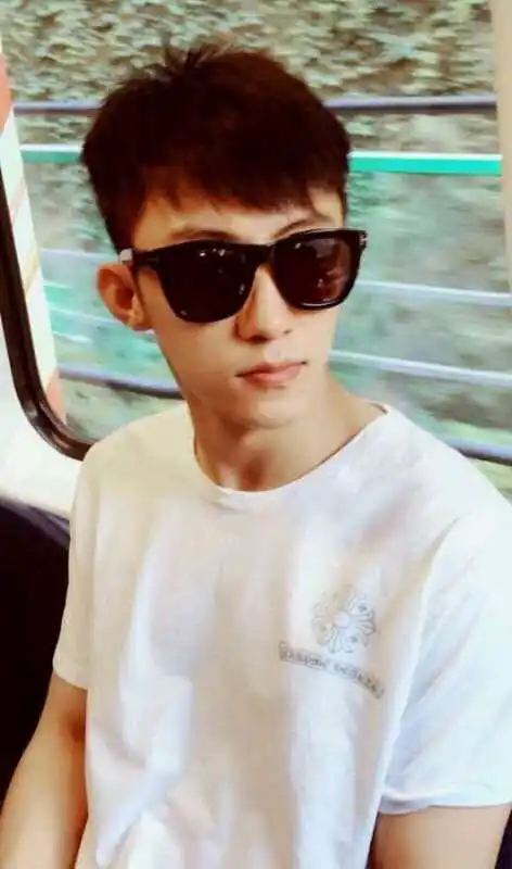 攻气十足的黄景瑜也有少年感的时候出道前自拍更帅