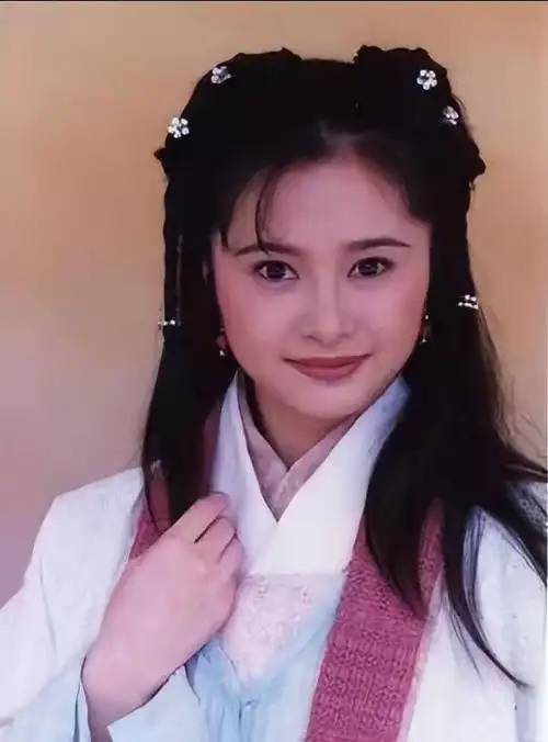 钟灵是段正淳与情妇"俏夜叉"甘宝宝的私生女,甘宝宝怀上她以后嫁给了